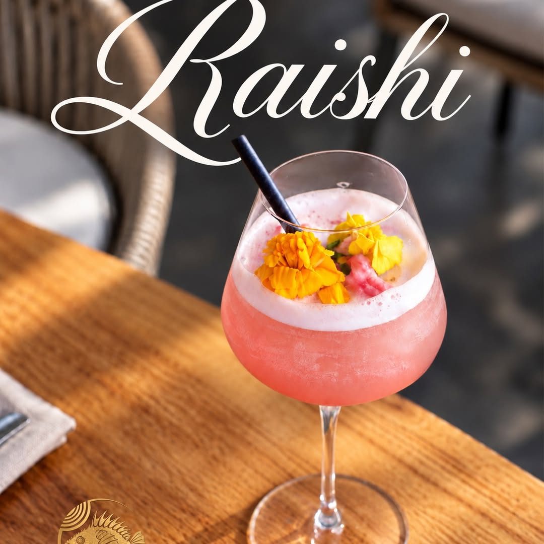 Cocktail Raishi rose mousseux garni de fleurs