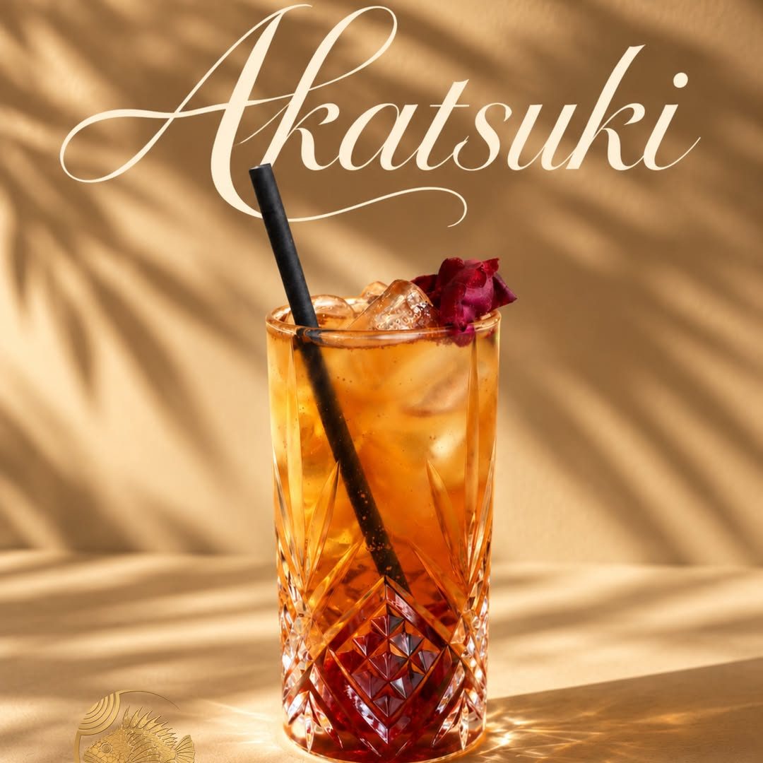 Cocktail Akatsuki ambré sur glace avec un pétale de rose
